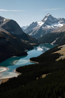 Dağlardaki güzel göl manzarası