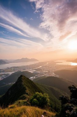 Gölün üzerinde güzel bir gün batımı