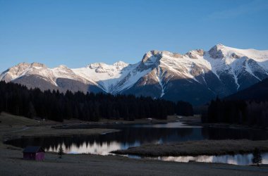 Güney Tyrol dağlarındaki dolomitlerin manzarası