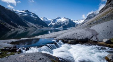 Dağlı ve arka planda su olan gölün güzel bir görüntüsü.