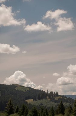 Dağ sırası olan güzel bir manzara.