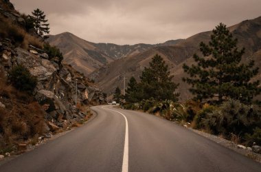 Dağları ve yolları olan güzel bir manzara.