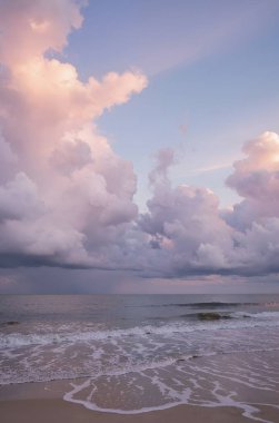 Denizin üzerinde güzel bir gün batımı