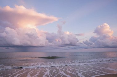 Gün batımında güzel sahil