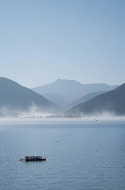 Dağlarda gölü olan güzel bir manzara.