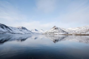 Dağlardaki güzel göl manzarası
