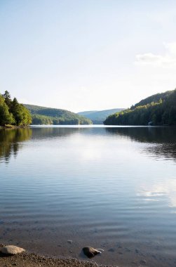 Dağlardaki güzel göl manzarası