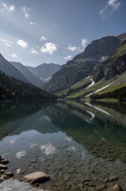 Sabahları dağlarda bir göl. yüksek kaliteli fotoğraf