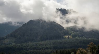 Dağ sırasının güzel manzarası