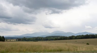 Bulutlu güzel bir manzara.
