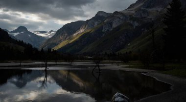 Güzel göl manzarası