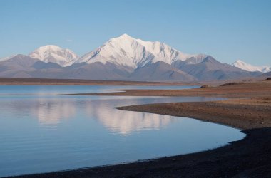 Dağlardaki gölün güzel manzarası