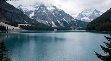 Dağlardaki gölün güzel manzarası