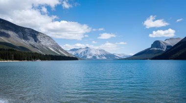 Gölü olan güzel dağ manzarası