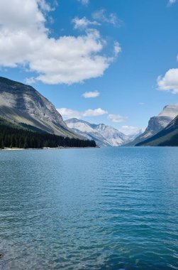 Dağlardaki güzel göl manzarası