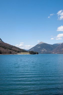 Dağlardaki güzel göl