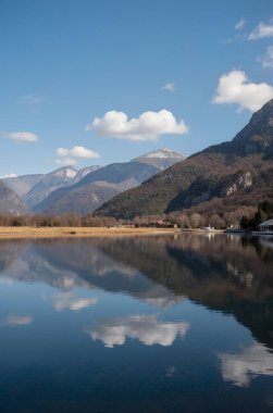 Dağlardaki göl manzarası