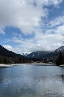 Dağlarda gölü olan güzel bir manzara.