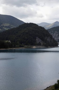Dağların arka planında güzel bir manzara