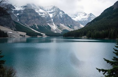 Dağları ve gölü olan güzel bir manzara.