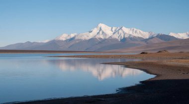 Göl ve dağlarla dolu güzel bir manzara.