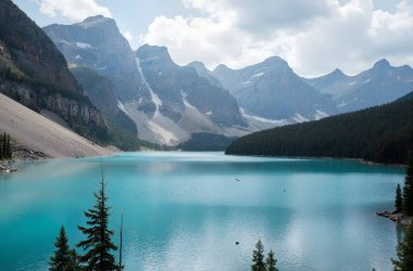 Dağlardaki güzel göl