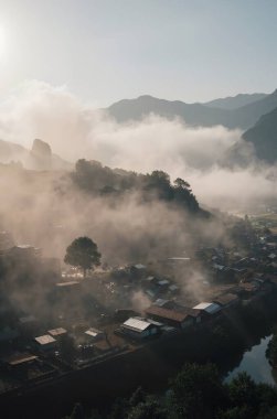 Dağlardaki nehir manzarası