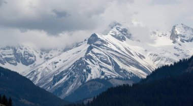 Dağlardaki dağ manzarası