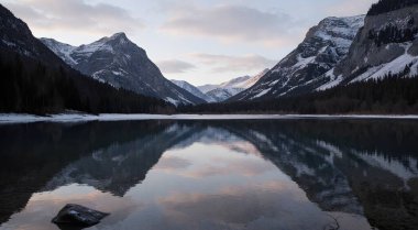 Dağlarda güzel bir göl manzarası