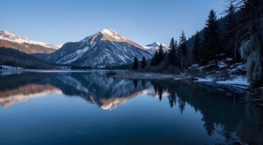 Dağlardaki güzel göl manzarası