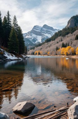 güzel sonbahar manzarası, göller ve dağlar arka planda