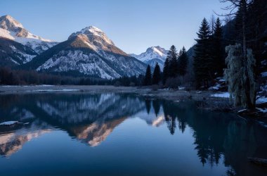 Dağlardaki gölün güzel manzarası