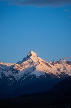 Karlı güzel dağ manzarası