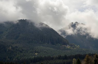 Arka planda dağ sırası olan güzel bir manzara.
