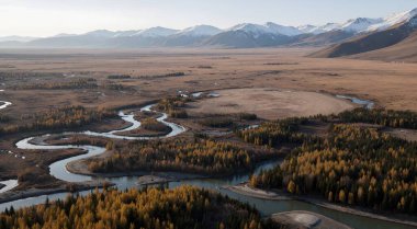 Nehir ve dağlarla dolu güzel bir manzara