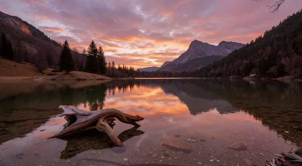 Dağlarda güzel bir gün batımı