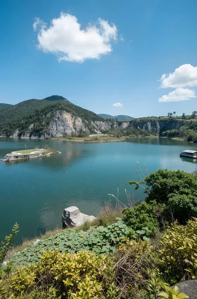 Dağlarda gölü olan güzel bir manzara.