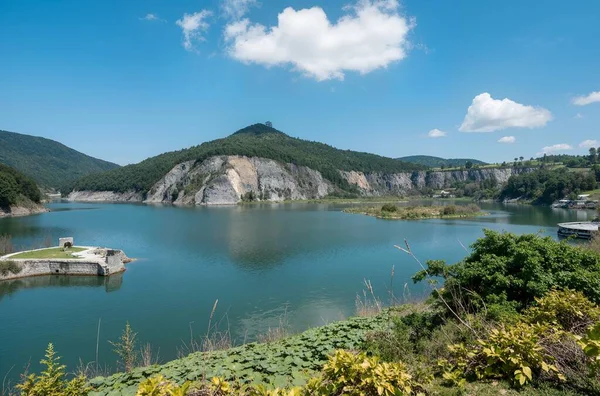Dağlardaki nehrin güzel manzarası