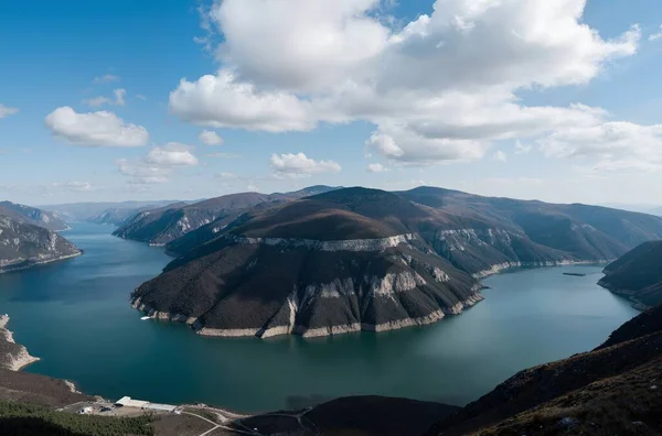 Dağlardaki gölün güzel manzarası