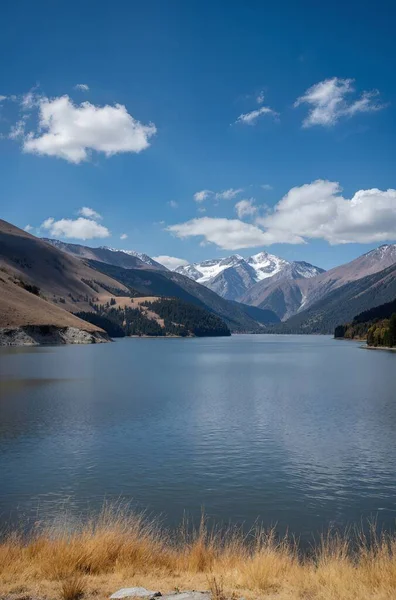 Dağlarda gölü olan güzel bir manzara.