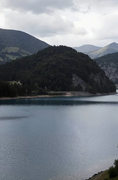 Dağların arka planında güzel bir manzara
