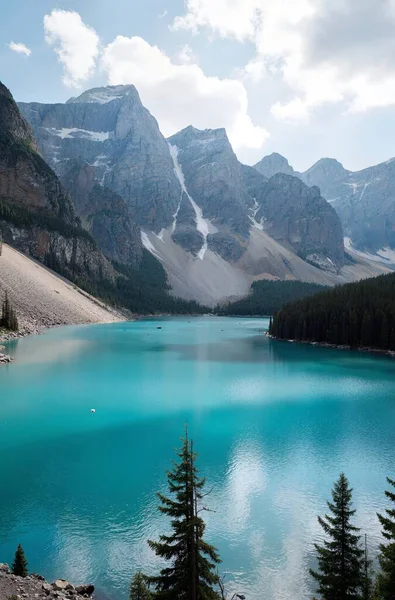 Banff, Kanada 'nın ulusal parkında Moraine Gölü.