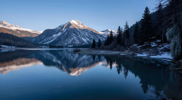 Dağlardaki güzel göl manzarası