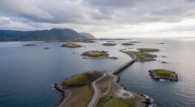 Sabahları deniz kıyısının havadan görüntüsü.