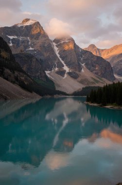 Banff Ulusal Parkı 'ndaki göl manzarası