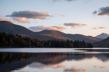 Dağları ve bulutları olan güzel bir manzara