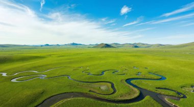Dağlardaki nehrin güzel manzarası