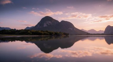 Gölün üzerinde güzel bir gün batımı