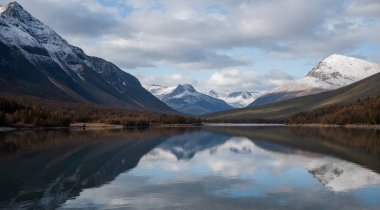 Dağlardaki güzel dağ gölü