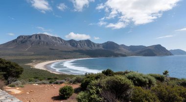 Denizi ve dağı olan güzel bir manzara.